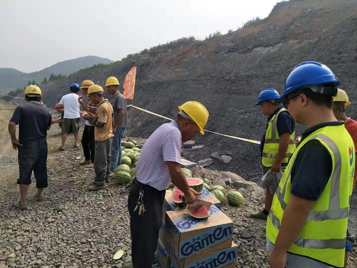 炎炎夏日送清凉  丝丝关爱暖心田